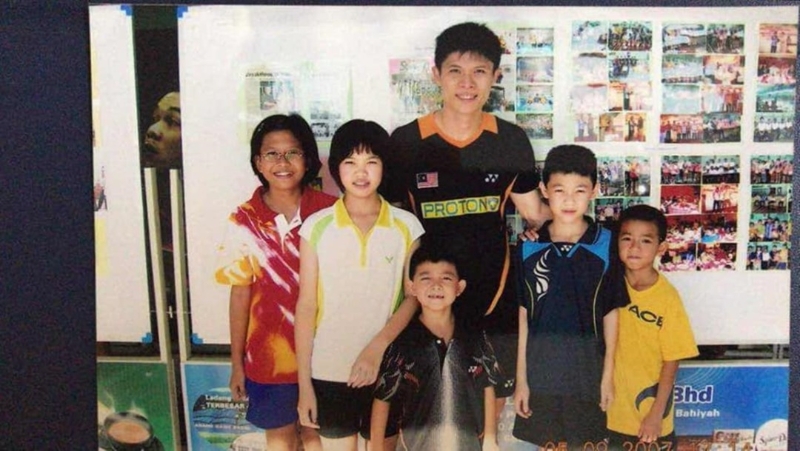 李梓嘉（右二）小时候与同伴们和现任大马羽总教练总监黄综翰的合影。