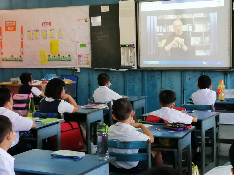 学生们在用心观赏Jason Zeck Lee 的生活小哲理分享视频。