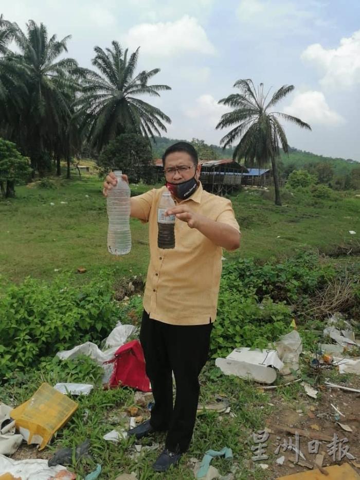 法克鲁亲自用宝特瓶装取墨黑河水，和一般清澈水质（左）对比有天渊之别。