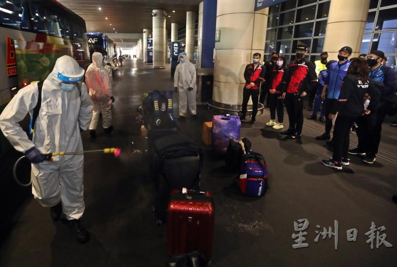 机场出动负责消毒的人员，为大马羽球队的行李进行消毒。