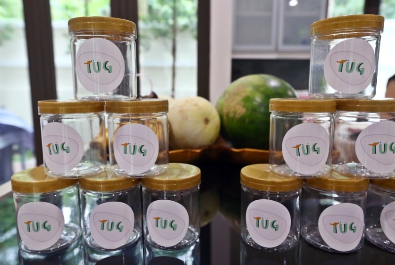 每罐水果冰淇淋的容量为300毫升，罐子上有杨昕颖设计的队名标志“TUG”。