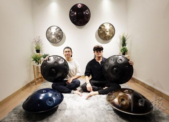 2021年，陈宇晋（左）和彭健豪在吉隆坡创立烁手碟工作室，通过课程教学、视频分享、现场演出等方式，在地推广手碟文化和表演风气。