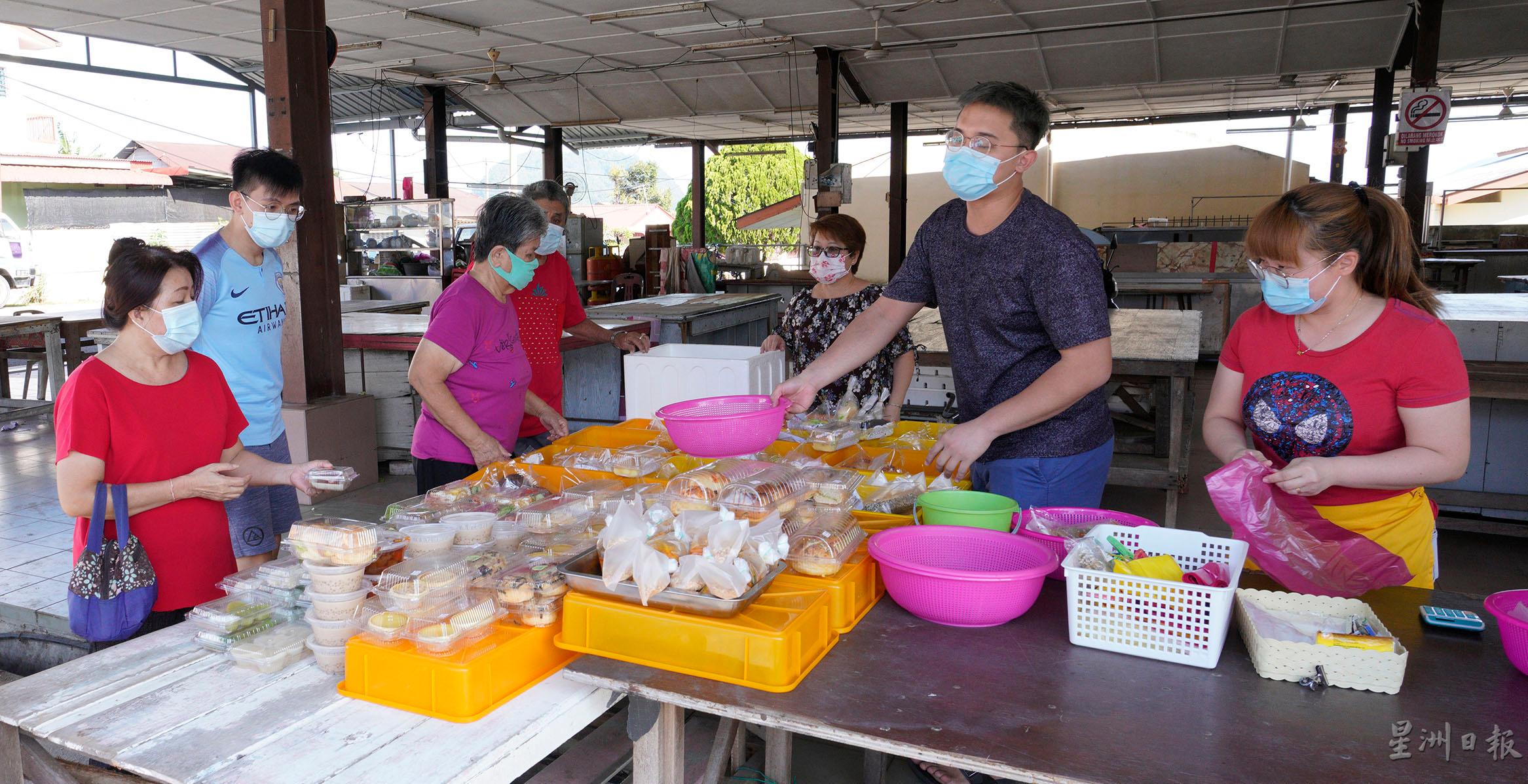 阿海在母亲和姐姐的协助下，每个星期日上午都会在丹那依淡巴刹开档售卖面包，获得许多当地居民的支持。