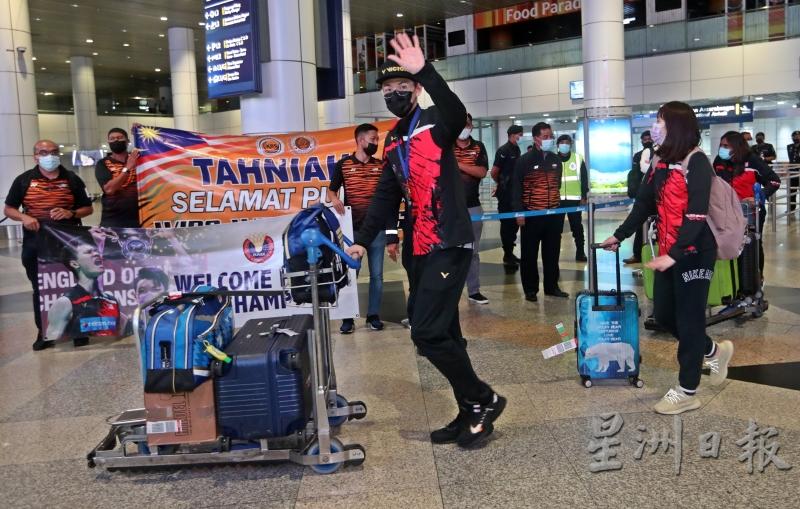 李梓嘉抵达吉隆坡国际机场后，向迎接他的媒体打招呼。