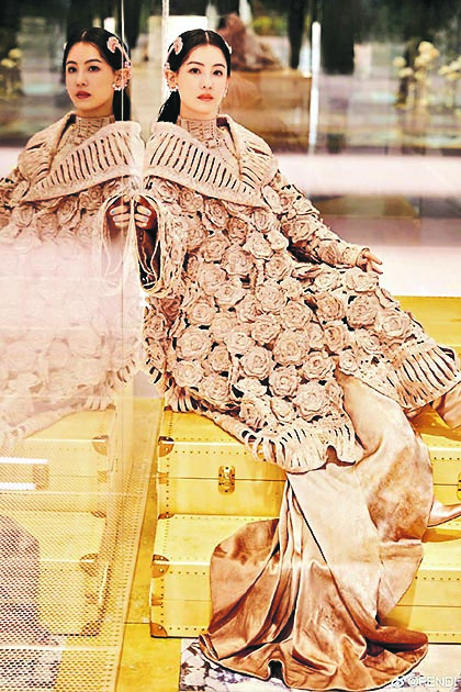 张栢芝日前在中国为时装品牌走秀，她穿着厚厚的阔袍大袖长外套，身形完全被遮盖。