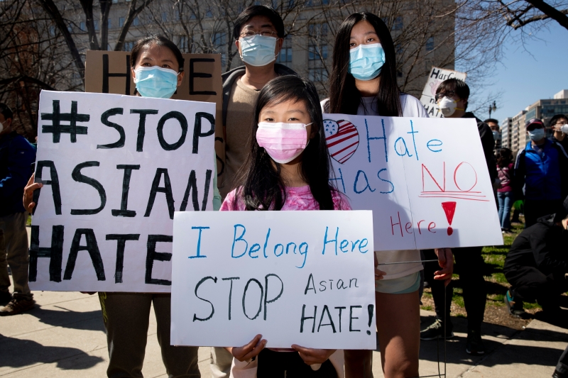 在美国首都华盛顿特区麦迪逊广场集会上，一个家庭总动员，抗议近期针对亚裔人士的暴力活动。（图：欧新社）