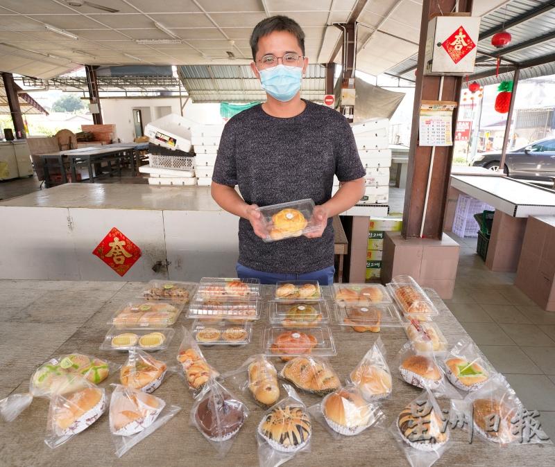 谭康海从新加坡返马后，如今在家乡丹那依淡新村创业经营面包生意。