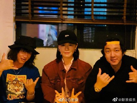 马思纯2月21日曾在微博晒出与盘尼西林乐队的合照，右为如今和她传出恋情的主唱张哲轩（小乐）。