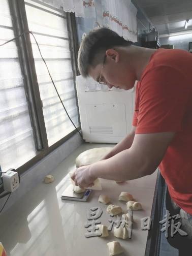 阿海对面包制作的每个步骤一点都不马虎，并坚持不添加松化剂和防腐剂。