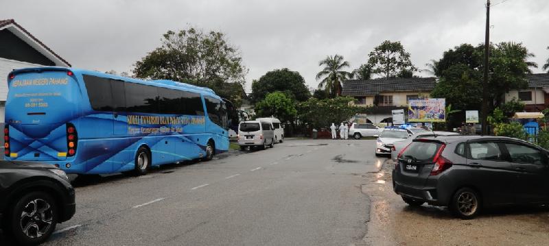 关丹爆发甘孟路感染群，当局出动巴士载送民众至隔离中心。