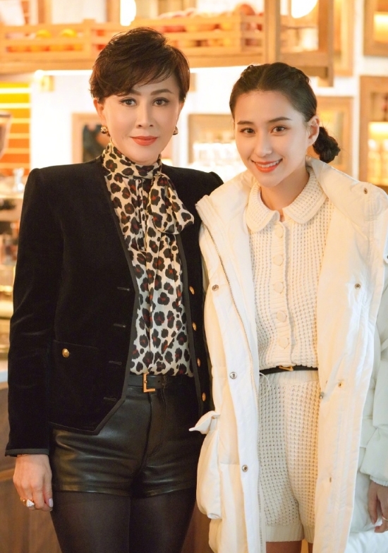 何超莲月初曾分享跟刘嘉玲的合照，写上“很开心与和蔼可亲的姐姐聊天，我也期待#对照记第一季。”