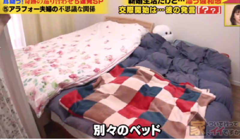 尽管两人同房睡觉，但却是一人一张风格各异的单人床。