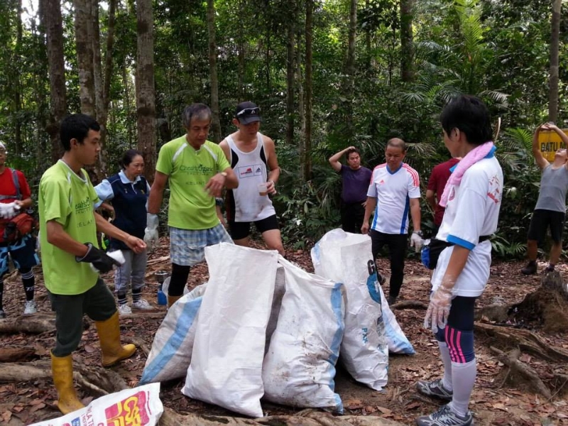 一众山友响应净山运动，边爬山边捡垃圾，还山林一片“净土”。