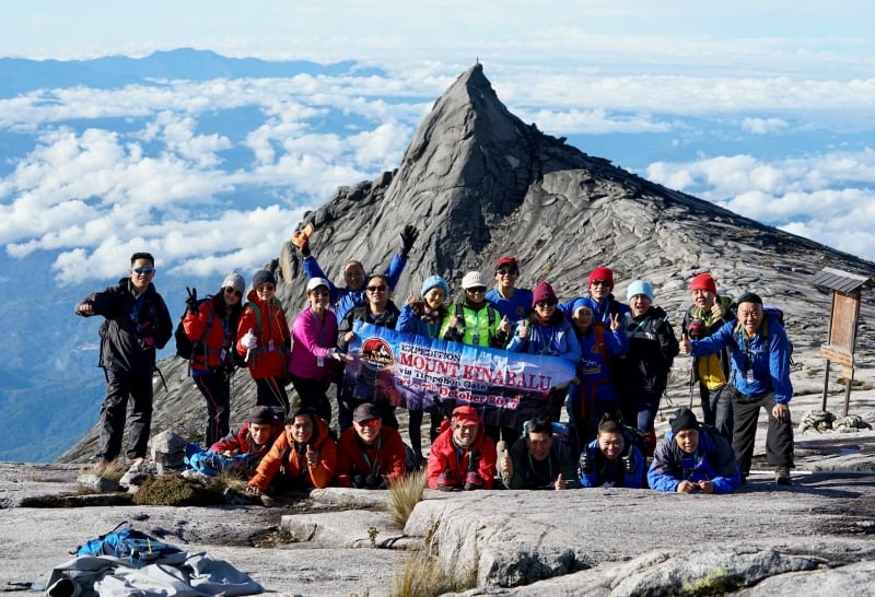 2017年，刘庆丰再次征服神山，由于行程更改，他和一班山友提前了一天下山，因此在神山经历5.9级地震中逃过一劫。