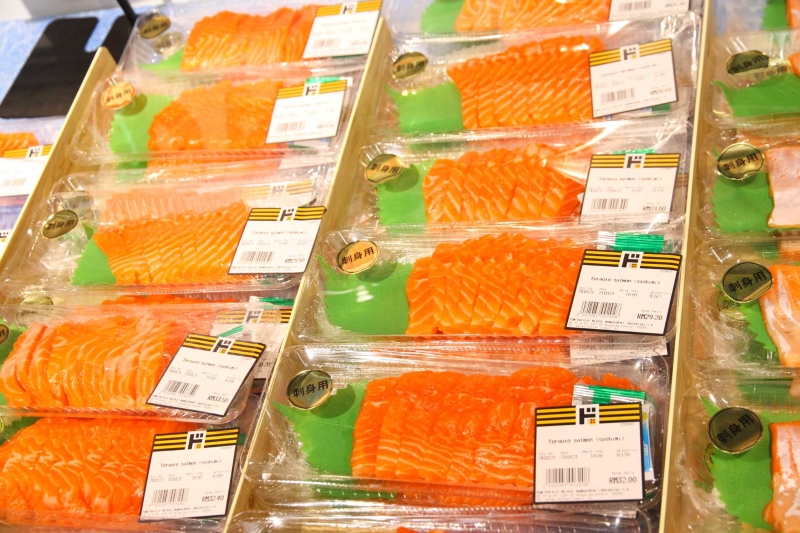 色泽鲜明的三文鱼片价格亲民，吸引许多民众选购。