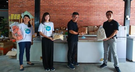 黄雪彬（左起）、陈美仪、黄柏扬和陈前达携手通过社区面向有需要的群体进行食物分享。

