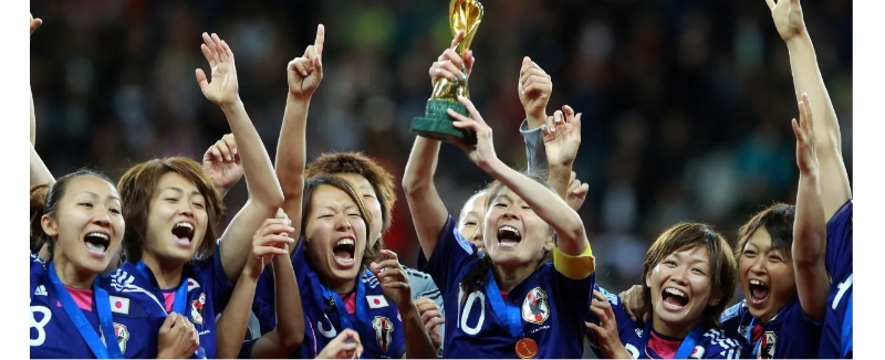 日本女足在2011年世界杯以顽强不屈的方式逆转夺冠，为刚经历东日本地震和海啸的国民带来了复苏和鼓励，由她们展开东奥火炬第一棒最适合不过。（东京奥运官网照片）