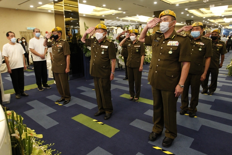 张天赐（前排中）带领联邦直辖区荣誉志愿警卫局俱乐部成员向吴德芳致敬。