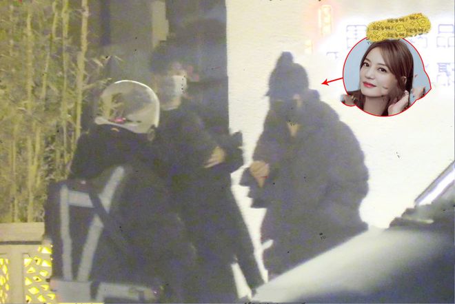赵薇23日晚上再被拍到与绯闻男友现身高档日料餐厅吃饭，一身黑衣和口罩把自己裹得严实。