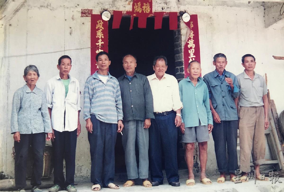 祖籍广西容县的何绍金（右四）多年前返乡寻根，与中国亲人合照。

