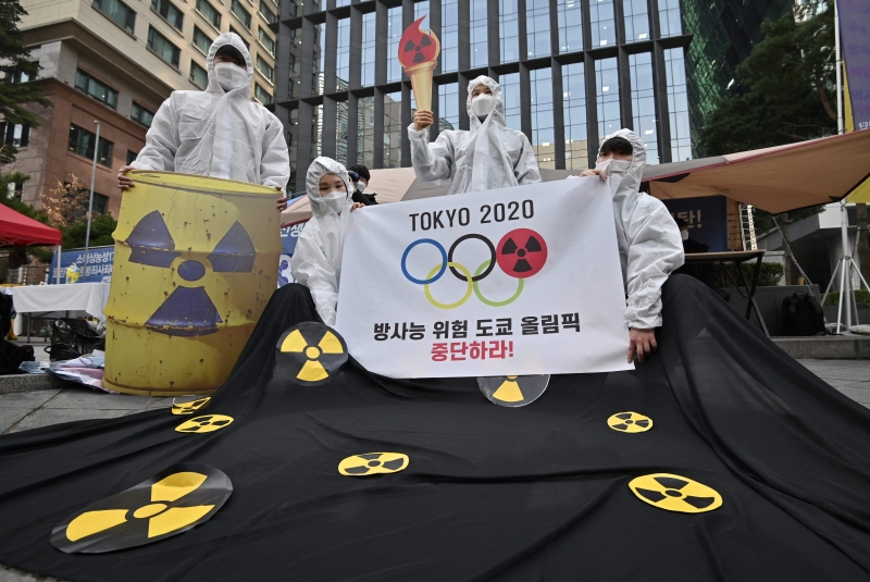 东京奥运会的火炬传递出发仪式在福岛的国家级足球训练中心“J-VILLAGE举行，而由于福岛曾发生核子事故，一群反核主义者在位于首尔的日本驻韩国大使馆前，抗议火炬传递出发仪式在福岛举行。（法新社照片）
