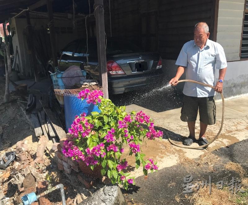 何绍金退休后每天早上起来第一件事就是为屋前的花草浇水。

