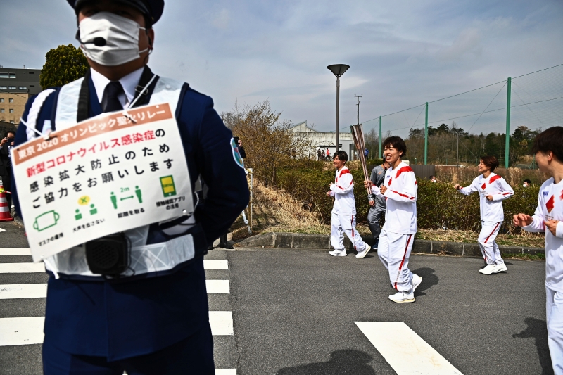东京奥运会圣火传递活动沿途都会有警方驻守，提醒民众不要到现场加油。