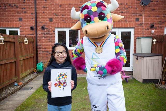年仅10岁的艾玛为2022年伯明翰共运会所设计的吉祥物脱颖而出，她设计的是一头名叫“佩里”（Perry）的公牛。