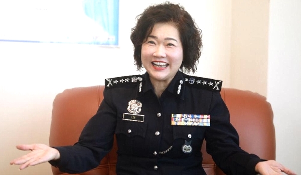 Lee lightheartedly share the snippets of her police career life. SIN CHEW DAILY