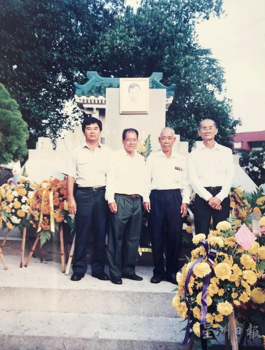 曾担任崇华独中董事的何绍金（左二）多年前连同其他董事祭拜林连玉。

