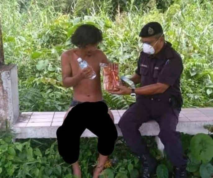 警察为流浪汉送上食物与水。（照片取自纳吉脸书）