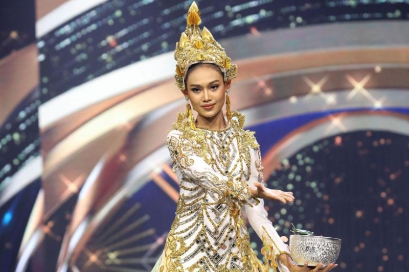 韩蕾身穿金色缅甸民族服装，被誉为“和平女神”。（法新社照片）
