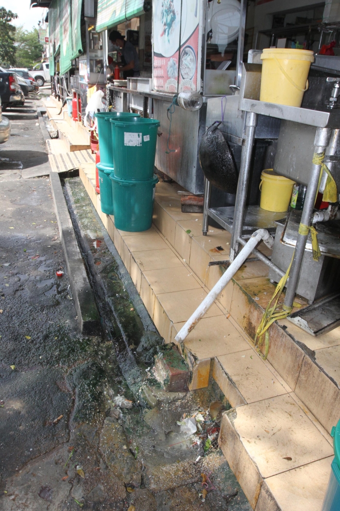 由于食肆店没有做好卫生工作，包括利利用过滤器过滤，导致油渍和食物残渣排入进沟渠，引发卫生问题。