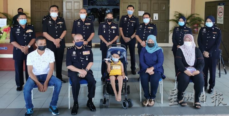 威北警方与穆哈马菲拉斯及家人合照留念。前排左一起是孩童父亲穆哈马尤斯里及诺再尼；前排右二是艾达罗亚尼。
