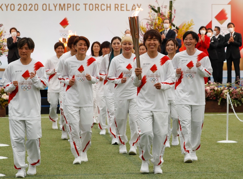 东京奥运会圣火传递活动在福岛国家足球训练中心拉开帷幕，在2011年德国女足世界杯中夺冠的日本女子国家队主力岩清水梓成为第一棒火炬手