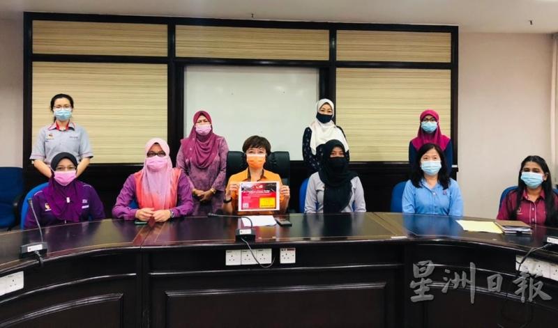 陈丽群（前排左三）呼吁女性们踊跃申请成为“州议员”，为女性、家庭和福利发声。