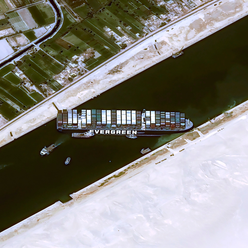 “长赐轮”搁浅阻碍水上交通，苏伊士运河每停航一天，就会造成96亿美元（约398亿令吉）的损失。（美联社照片）