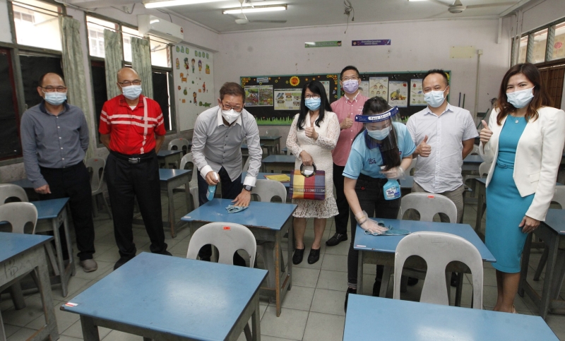 嘉宾们前往课室见证消毒团队进行消毒工作。左起为曾翎龙、黄少华、刘国泉、黄緧帷和李烈霖；右起为甘爱妮和王超群。