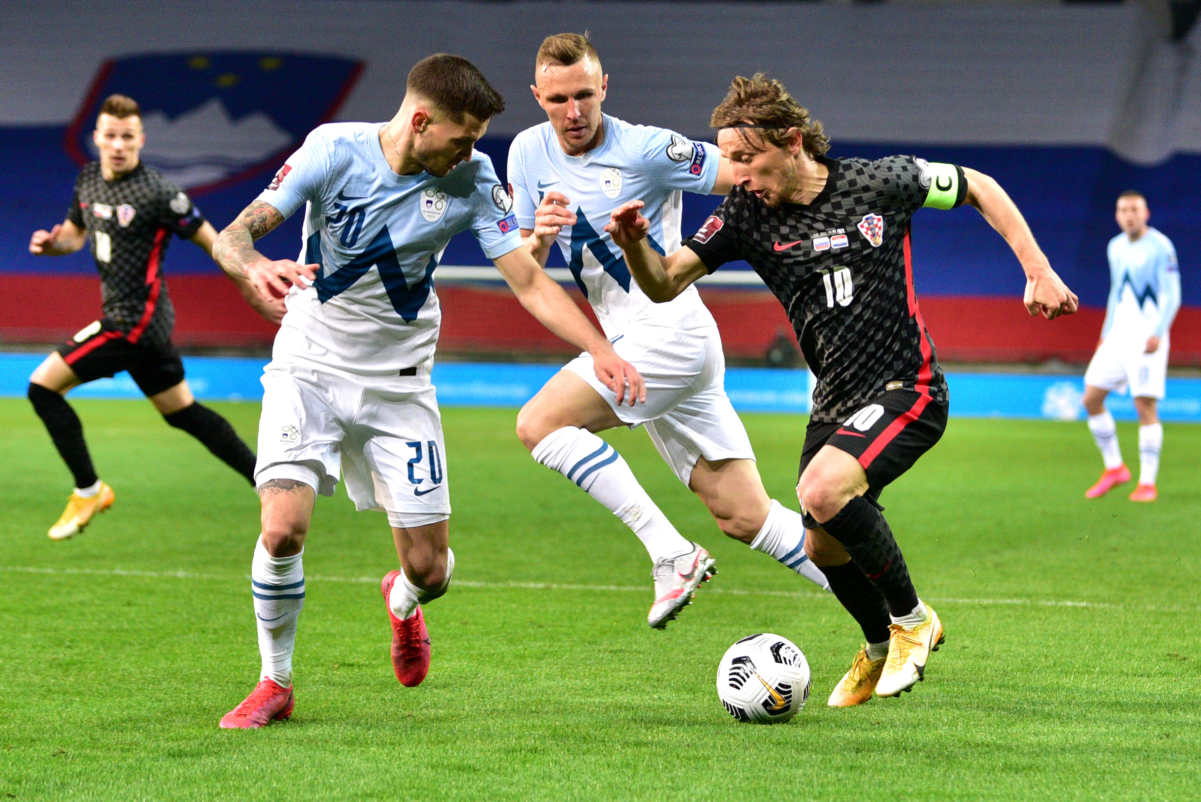 上届世界杯最佳球员莫德里奇（右），将领衔克罗地亚在小组次轮对阵塞浦路斯，图为他在上轮比赛被包夹。（欧新社照片）

