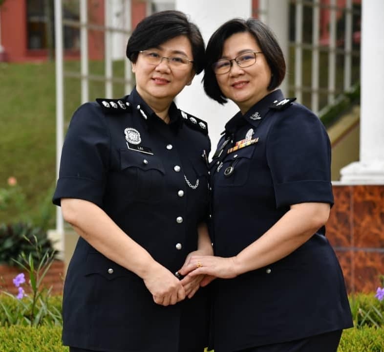 赖丽清（左）与妹妹赖丽萍为成为警队一员感到自豪。