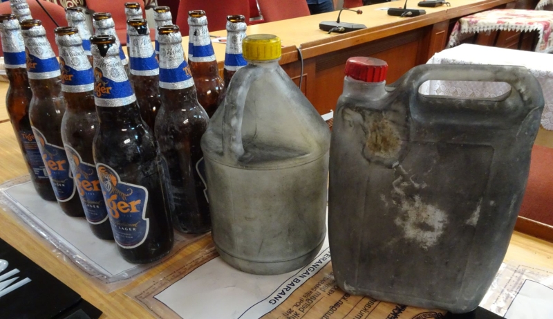 干案者利用空桶到油站购买汽油，再盛入啤酒瓶制成汽油弹。