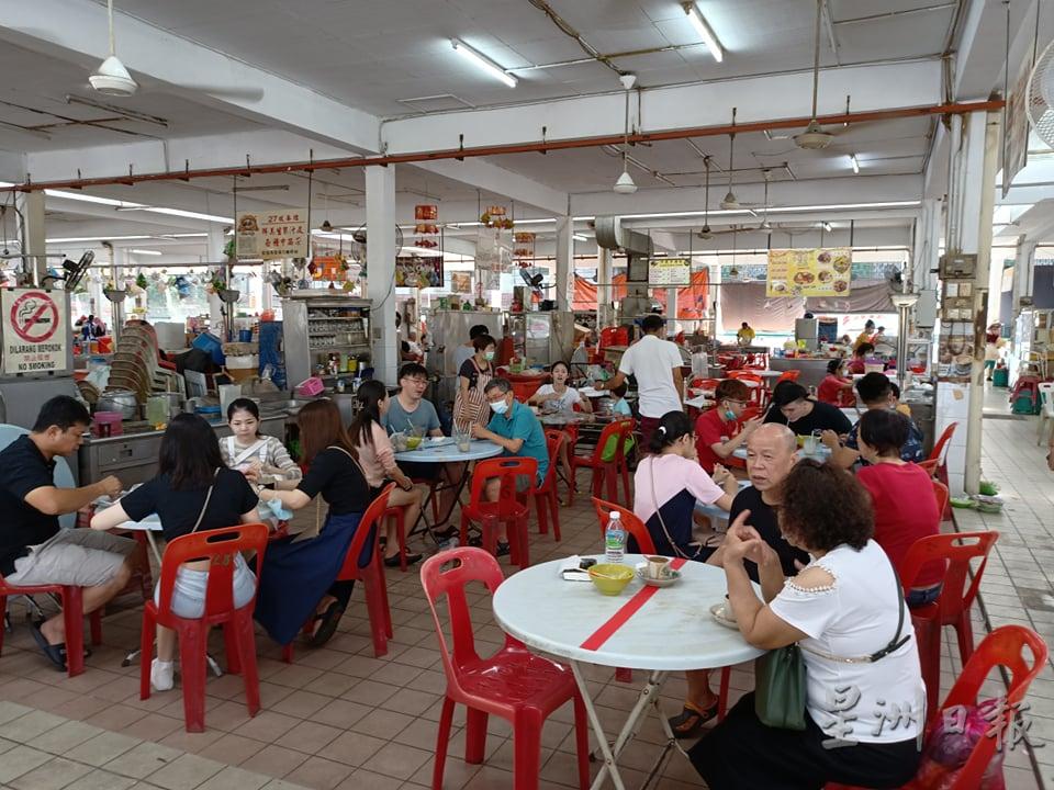 金宝小食档依旧是当地的人气区,周末有许多来自其他地区的食客前来享美食。
