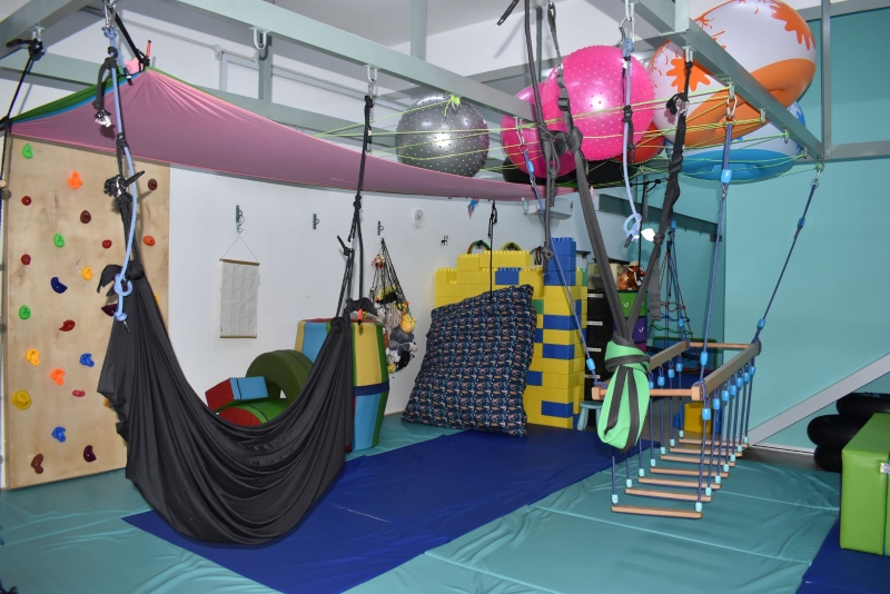宋友成的工作室布置得有如一个儿童游节场，通过游戏及活动去治疗特殊儿童。