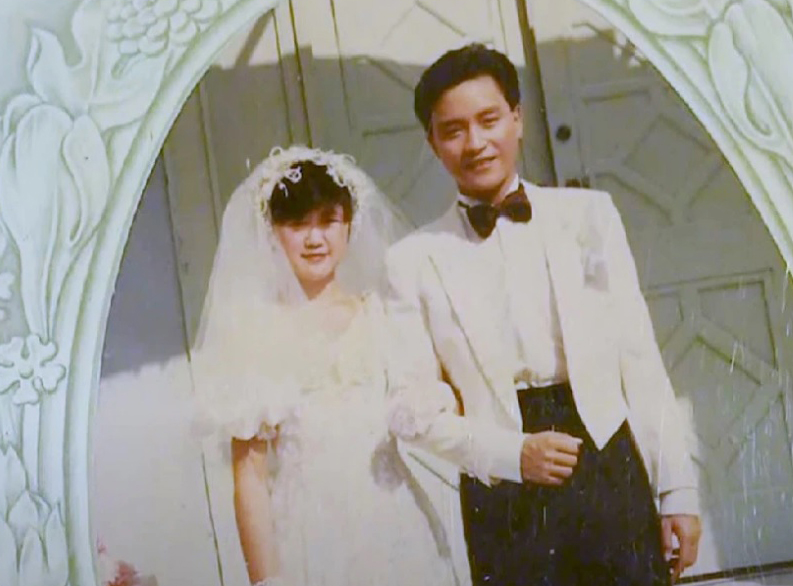 1985年张国荣为《劲歌金曲》一个抽奖活动，与10位幸运儿拍婚纱照，图为其中一位幸运女歌迷。