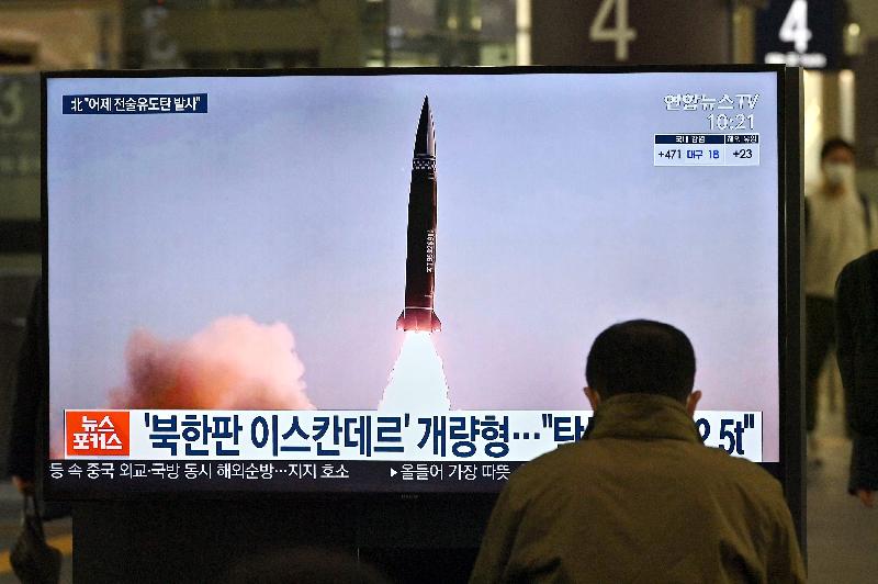 朝鲜国防科学院25日进行新型战术制导导弹试射，2枚导弹准确击中朝鲜半岛东部海域600公里水域目标。(图：法新社)