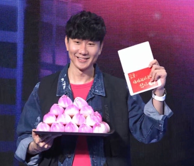 林俊杰27日举办40岁线上生日会，妈妈准备他爱吃的莲蓉寿桃和写着“超级想你”的卡片。

