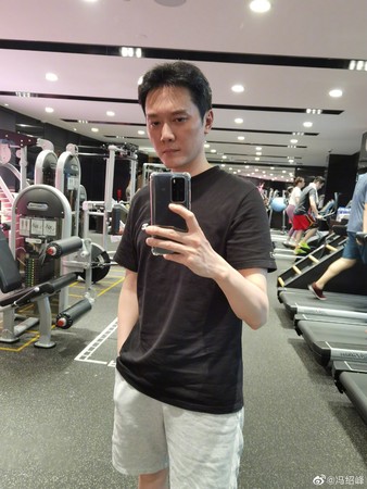 冯绍峰去年被说胖时，曾PO出健身自拍帅照反击。