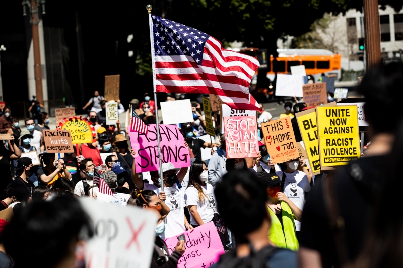 日前亚特兰大发生导致包括6名亚裔女子在内八人死亡的枪击案后，引发美国多地再次反亚裔歧视示威游行。