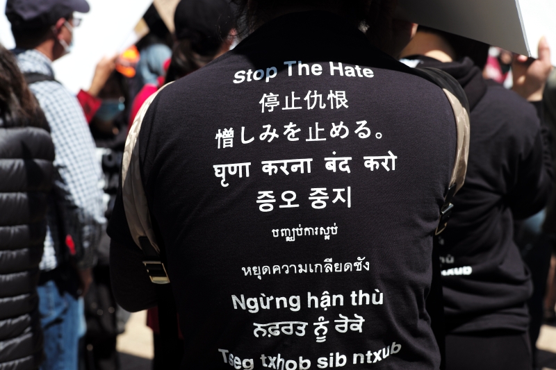 抗议者穿上以多国语言写著“停止仇恨”的衣服。