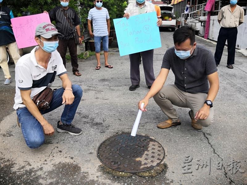 黄文标（右）指虽然排污该由排污公司处理，但市政厅也有责任。左为戴永泰。